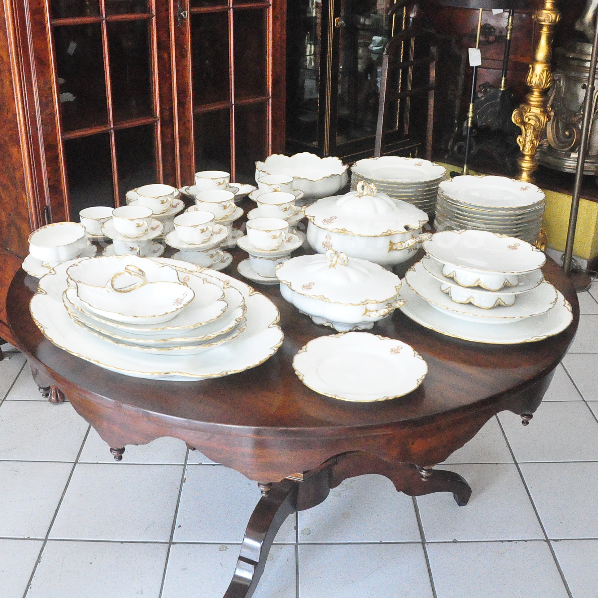 APARELHO ANTIGO COMPLETO DE JANTAR E CHÁ EM PORCELANA LIMOGES - HTAG  EXCLUSIVE SHOP - New & Second Hand