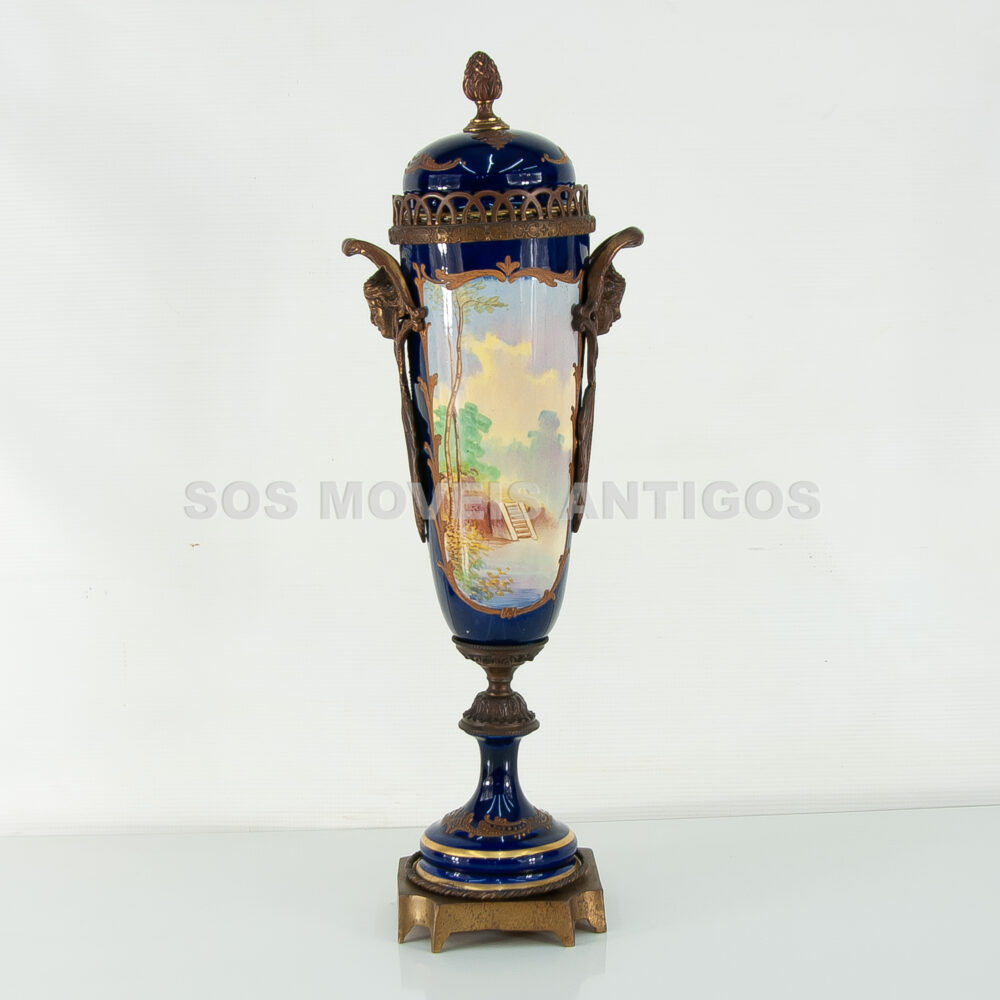 ÂNFORA EM PORCELANA DE SÉVRES E BRONZE - SOSMOVEISANTIGOS - ANTIQUARIO SP