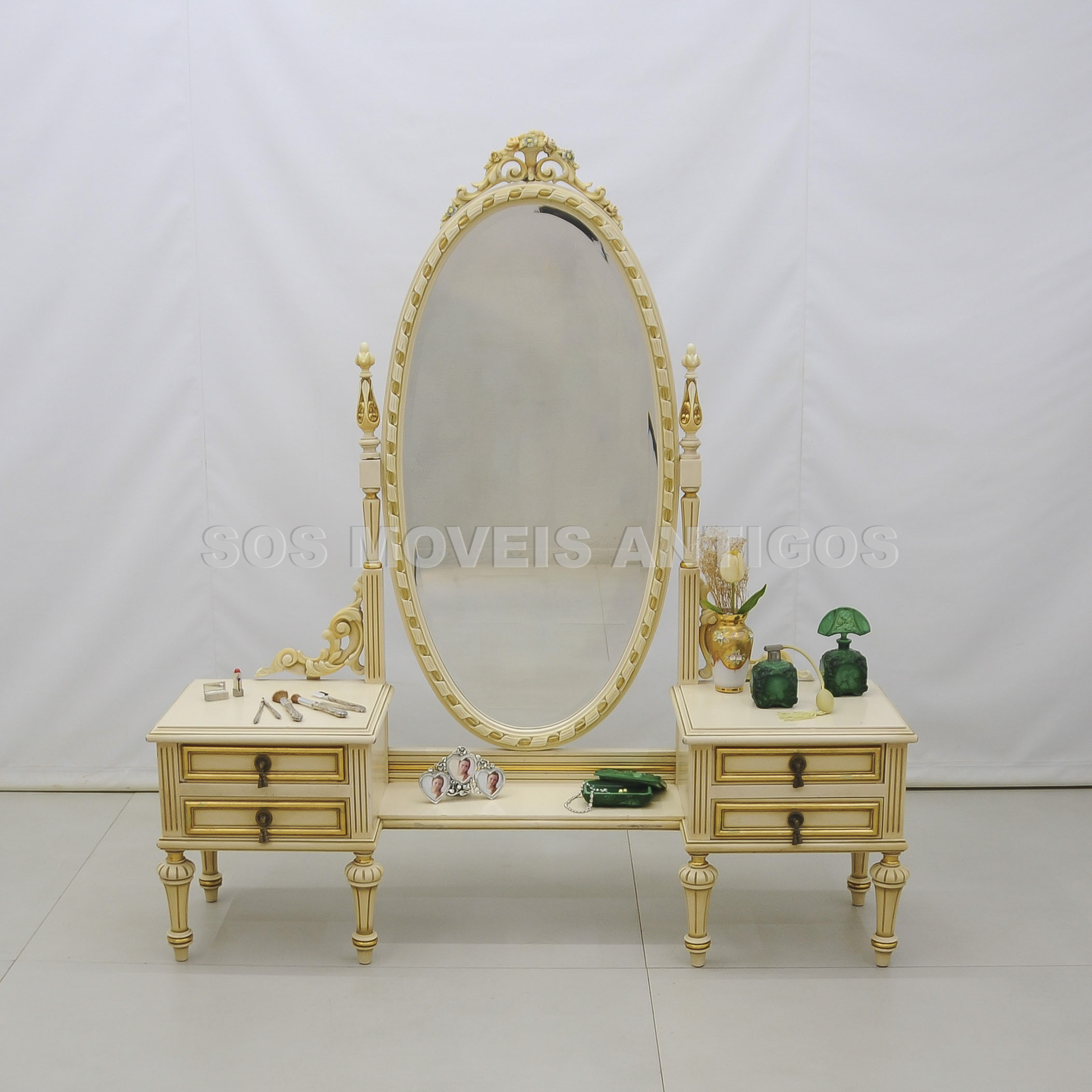 PENTEADEIRA COM BANQUETA ESTILO LUIS XVI